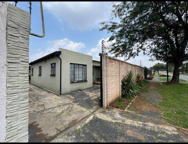 5 BEDROOM HOUSE FOR SALE IN BEZUIDENHOUT VALLEY